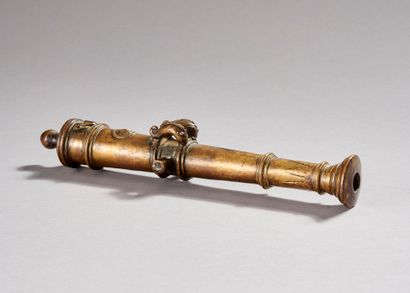 Canon en bronze patiné.
La bouche ornée de...