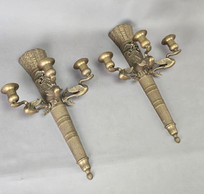 Paire d'appliques en bronze à trois bras...