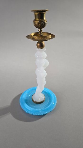 Bougeoir en opaline bleue, blanche et bronze.
Le...