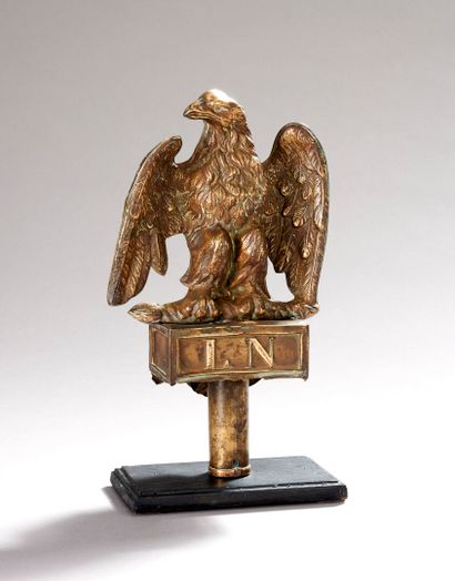 Aigle de pavoisement, tête à gauche en laiton...