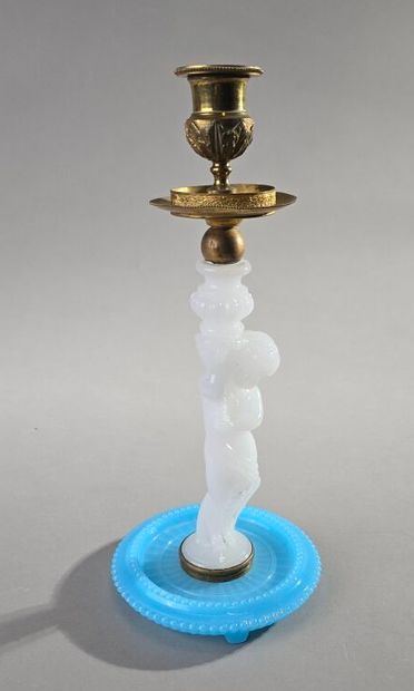 Bougeoir en opaline bleue, blanche et bronze.
Le...