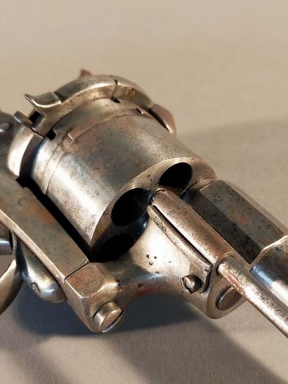 Pistolet à broche, double action, six coups....