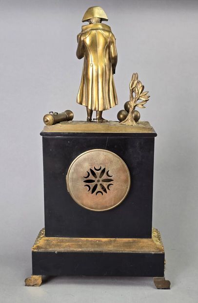 Pendule borne en bronze doré ciselé et marbre...