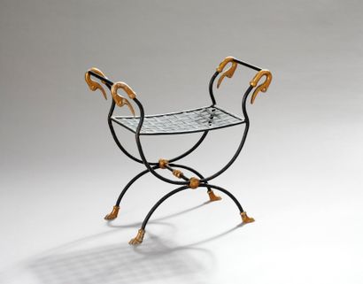 Tabouret curule en métal patiné noir et rehauts...