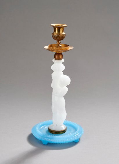 Bougeoir en opaline bleue, blanche et bronze.
Le...