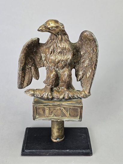 Aigle de pavoisement, tête à gauche en laiton...
