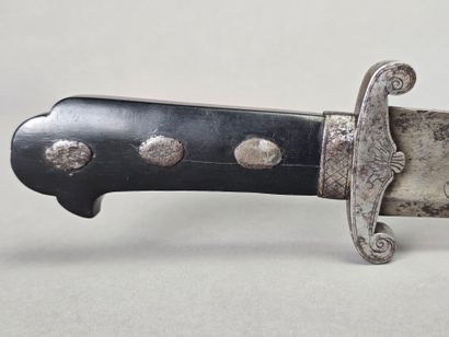 Dague ou épée de chasse/vénerie.
Lame courbée...
