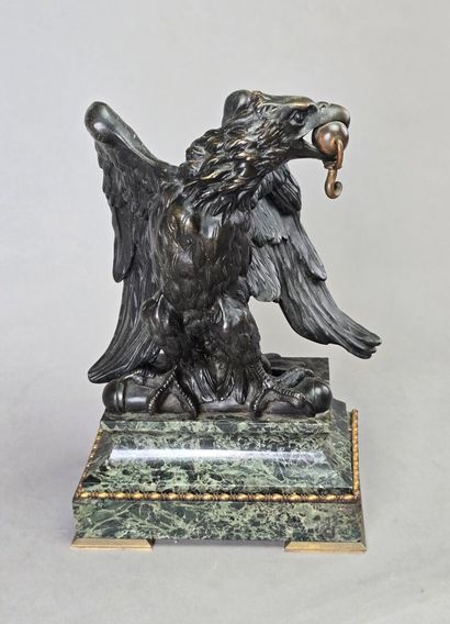 Porte montre en bronze figurant un aigle...
