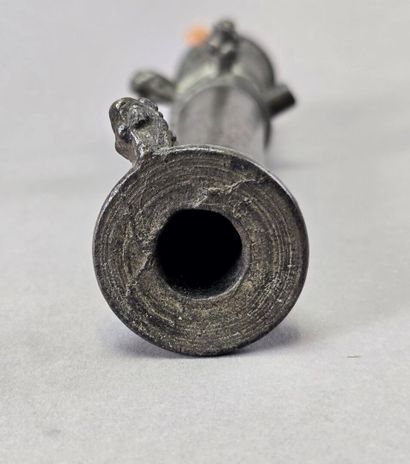 Tube de canon en bronze patiné.
Anses et...