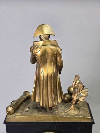 Pendule borne en bronze doré ciselé et marbre...