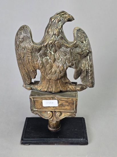Aigle de pavoisement, tête à gauche en laiton...