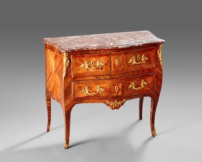 Commode sauteuse galbée toute face en placage...