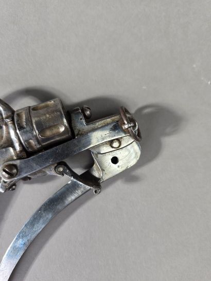 Revolver ou pistolet coup de poing / poignard...