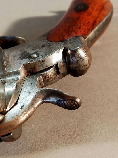 Pistolet à broche, double action, six coups....