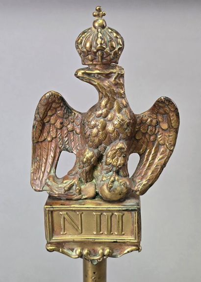 Aigle de pavoisement, tête à gauche couronnée...