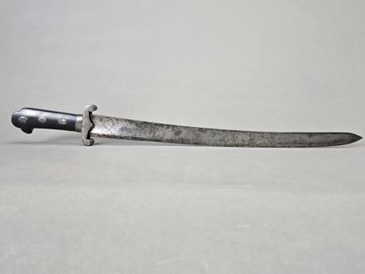 Dague ou épée de chasse/vénerie.
Lame courbée...