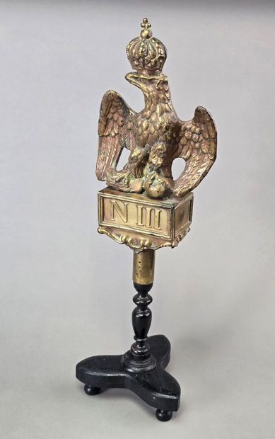 Aigle de pavoisement, tête à gauche couronnée...