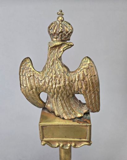 Aigle de pavoisement, tête à gauche couronnée...