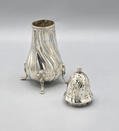 BELGIQUE, XXème siècle
Saupoudreuse en argent...