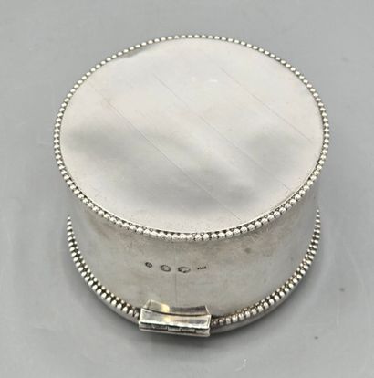 Boîte circulaire en argent.
Base et couvercle...