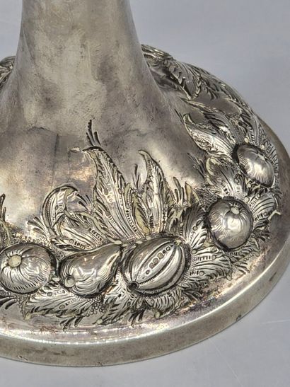 Coupe en argent à décor d'oiseaux, fruits,...