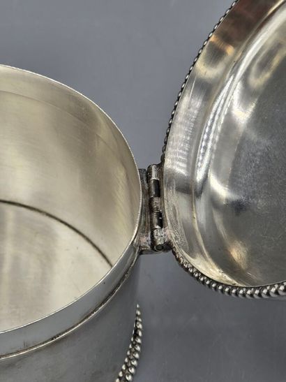 Boîte circulaire en argent.
Base et couvercle...