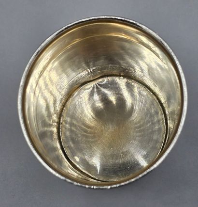 ODIOT
Nécessaire de voyage en argent.
Présenté...