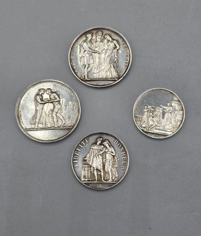 Lot de 4 jetons de mariage en argent (3 gravées...