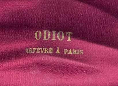 ODIOT
Nécessaire de voyage en argent.
Présenté...