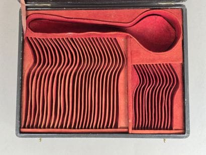 Coffret ancien de ménagère CHRISTOFLE.
Dessus...