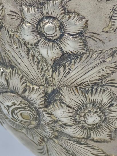 Coupe en argent à décor d'oiseaux, fruits,...