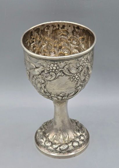 Coupe en argent à décor d'oiseaux, fruits,...