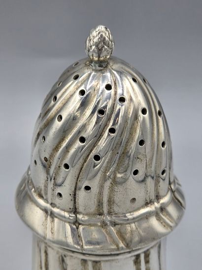BELGIQUE, XXème siècle
Saupoudreuse en argent...