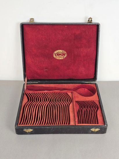 Coffret ancien de ménagère CHRISTOFLE.
Dessus...