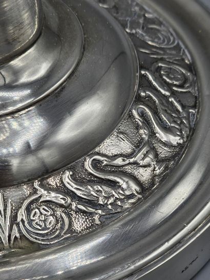Paire de bougeoirs en argent. 
Fût balustre...