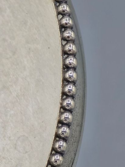 Boîte circulaire en argent.
Base et couvercle...