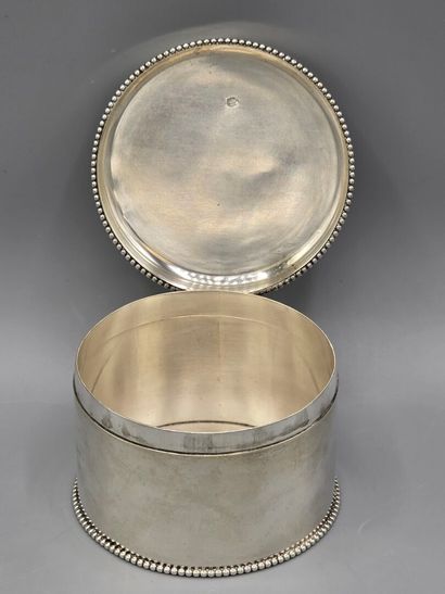 Boîte circulaire en argent.
Base et couvercle...