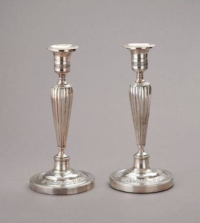 Paire de bougeoirs en argent. 
Fût balustre...