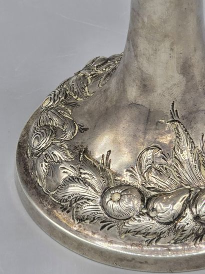 Coupe en argent à décor d'oiseaux, fruits,...