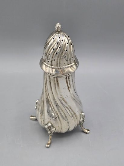 BELGIQUE, XXème siècle
Saupoudreuse en argent...