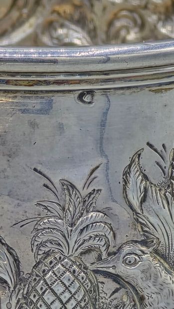 Coupe en argent à décor d'oiseaux, fruits,...
