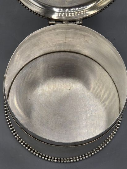 Boîte circulaire en argent.
Base et couvercle...