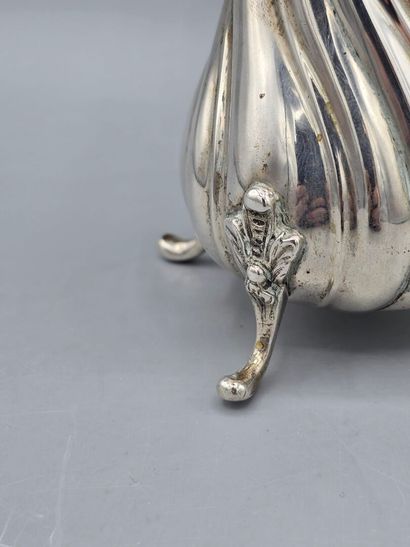 BELGIQUE, XXème siècle
Saupoudreuse en argent...