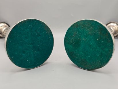 Paire de bougeoirs en argent. 
Fût balustre...