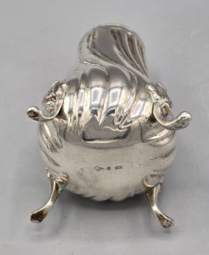 BELGIQUE, XXème siècle
Saupoudreuse en argent...