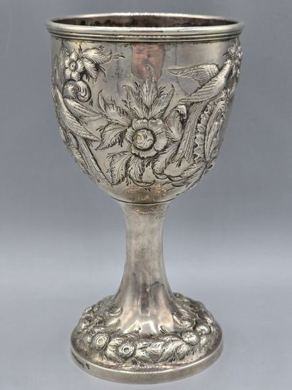 Coupe en argent à décor d'oiseaux, fruits,...