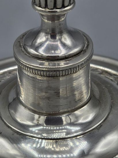 Paire de bougeoirs en argent. 
Fût balustre...
