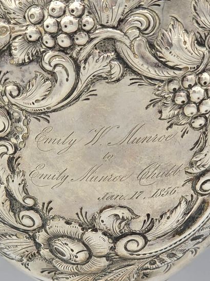 Coupe en argent à décor d'oiseaux, fruits,...