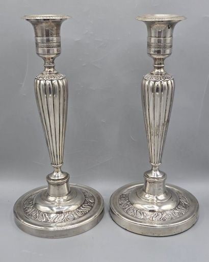 Paire de bougeoirs en argent. 
Fût balustre...