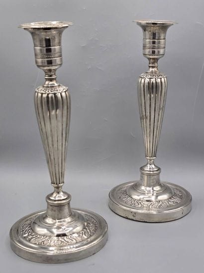 Paire de bougeoirs en argent. 
Fût balustre...